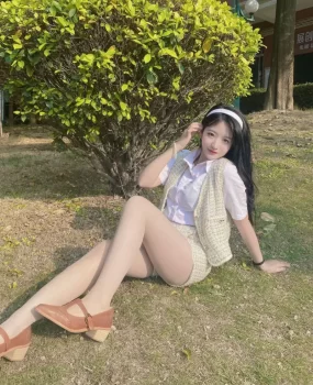 爱打扮自带体香美嫩女孩