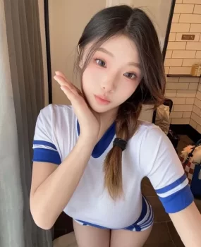 前凸后翘玲珑身材