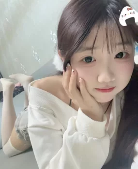 自做自聊03年傲娇小萝莉潮喷马达