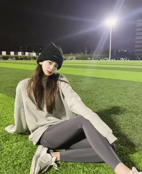 大二小姐姐紧身裤性感温柔暑假期间实习兼职来了