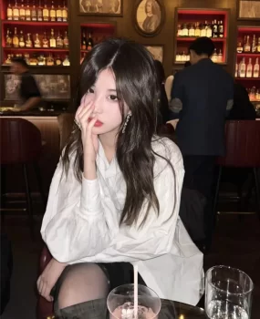 夜店泡酒吧与叛逆诱惑骚逼黑丝00后一夜疯狂