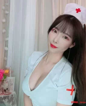 出差佛山碰到大胸美女兼职，上下粉嫩多汁，激情活好。