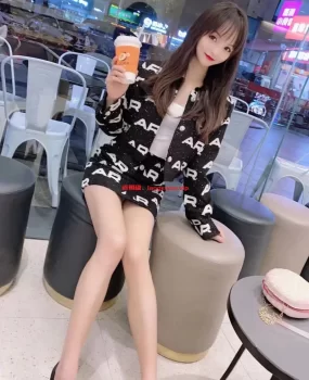 小骚逼营业上班