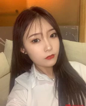 制服丝袜诱惑，想舔的爬过来